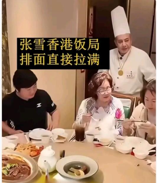 张雪的排面真是被拉满了第一，为了给张雪做饭，食神戴龙从上海飞回香港，而他已经很