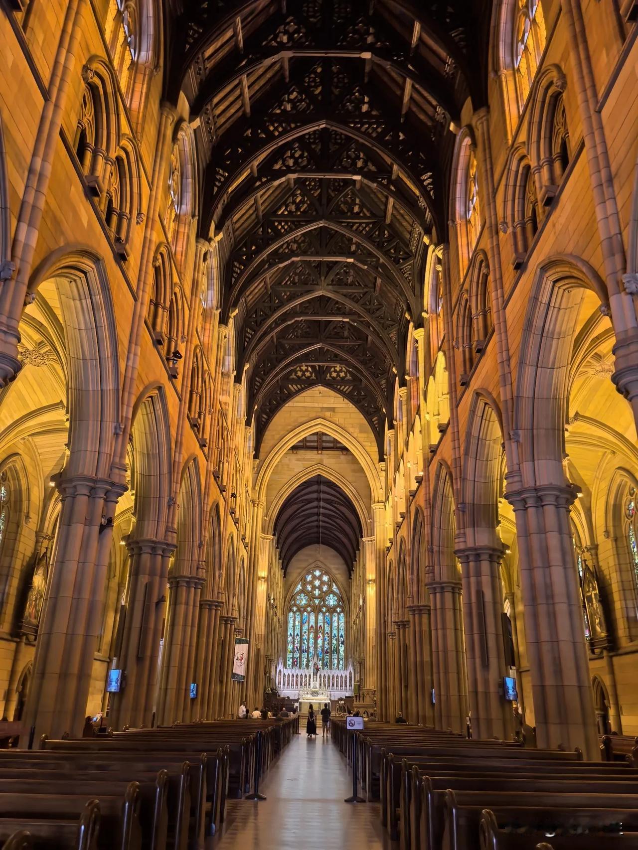 站在圣玛丽大教堂前，感觉时间都慢下来了，哥特式的尖顶像要刺破天空，而一走进里面，