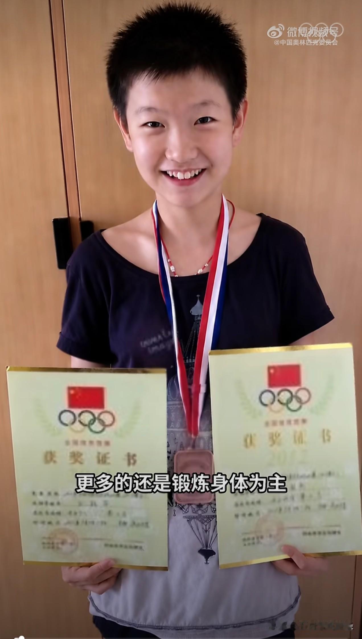 原来莎莎小时候戴的项链，小装饰是银子的，现在是玉珠子。应该是小时候家人为了保护她