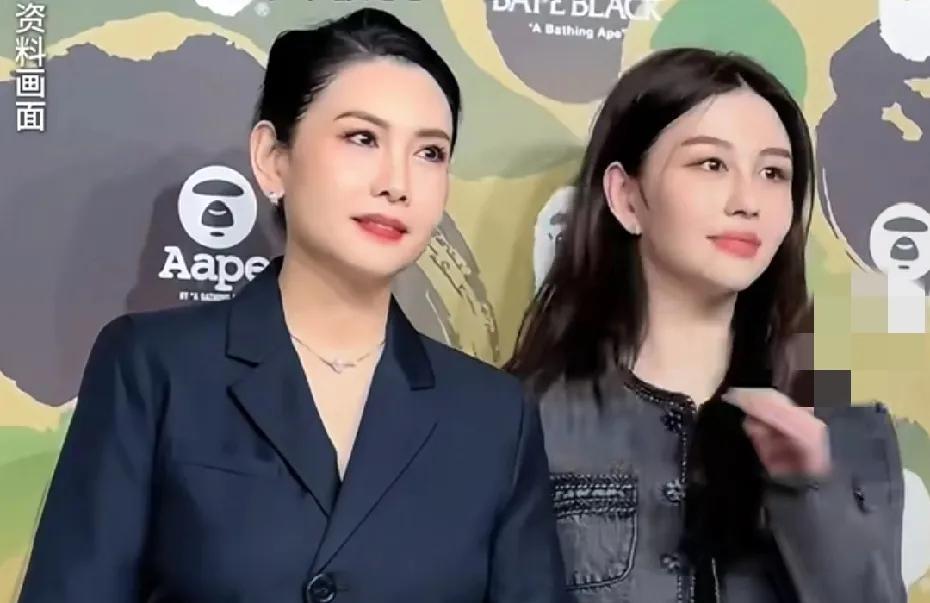 邱淑贞两个女儿合拍杂志，女儿们虽然都很青春漂亮，但是毕竟妈妈年轻时美的很有特色，