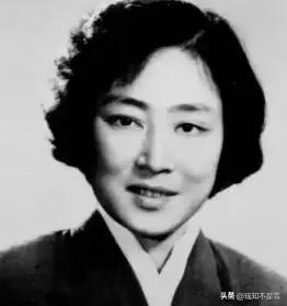 1953年秦腔女演员孟遏云前往朝鲜参加慰问演出，但她有一个怪癖，从不在公共浴室洗