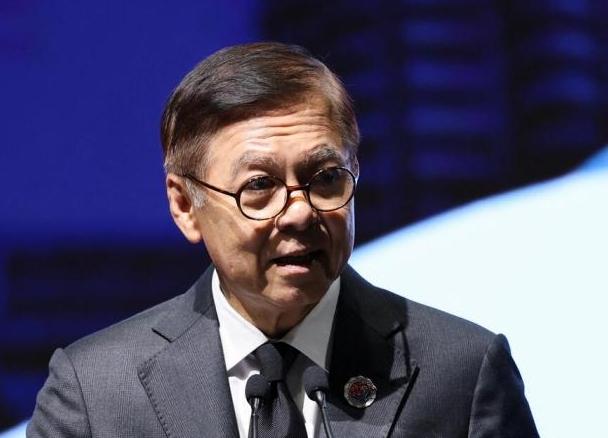 不在一个频道！再过不到三个星期，泰国就要进行大选投票。现任看守政府外长西哈萨日