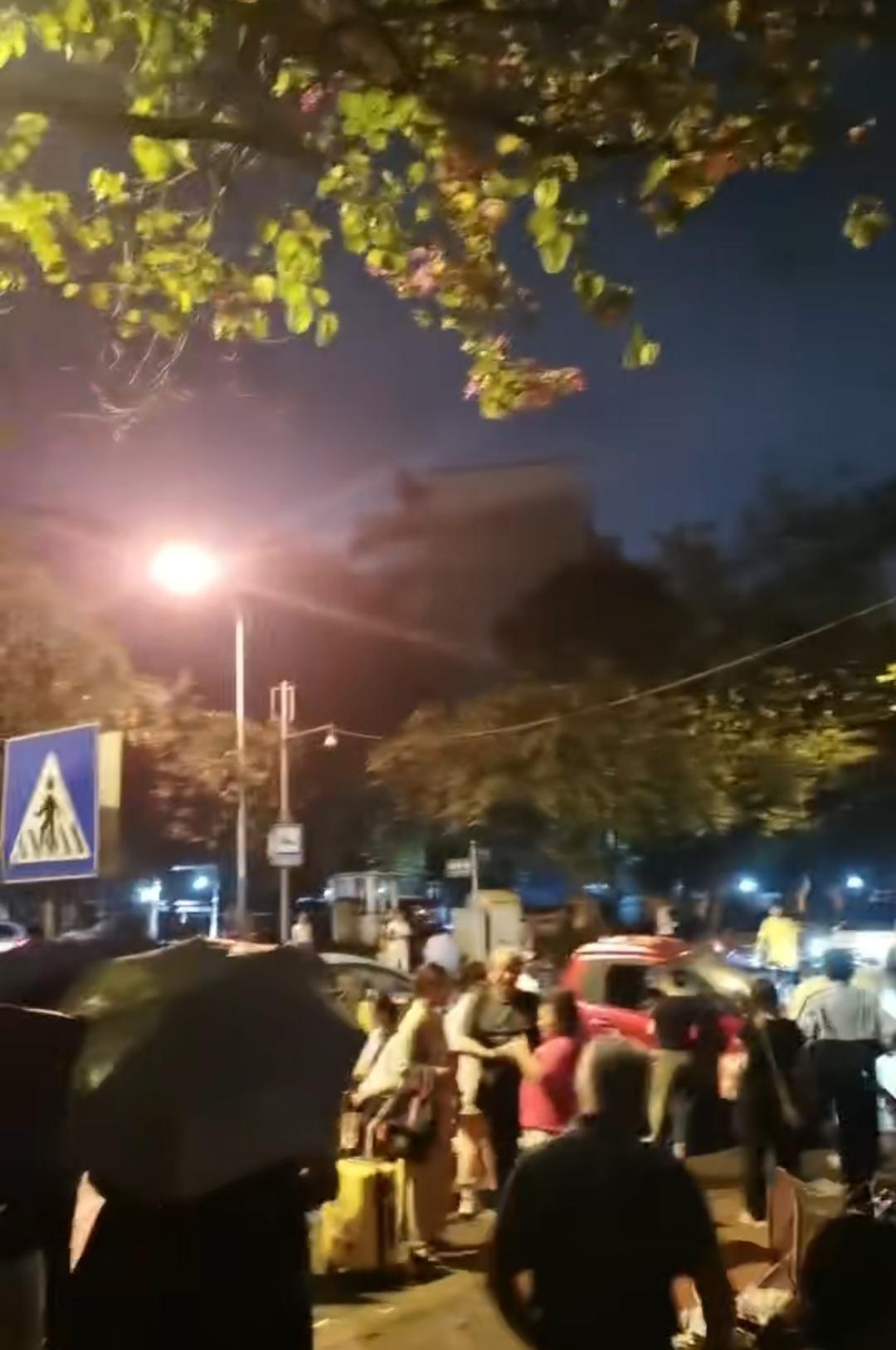 柳州再次5.2级地震，今晚街边，河边，广场等都停满车挤满人开始搭棚，堵人堵车，
