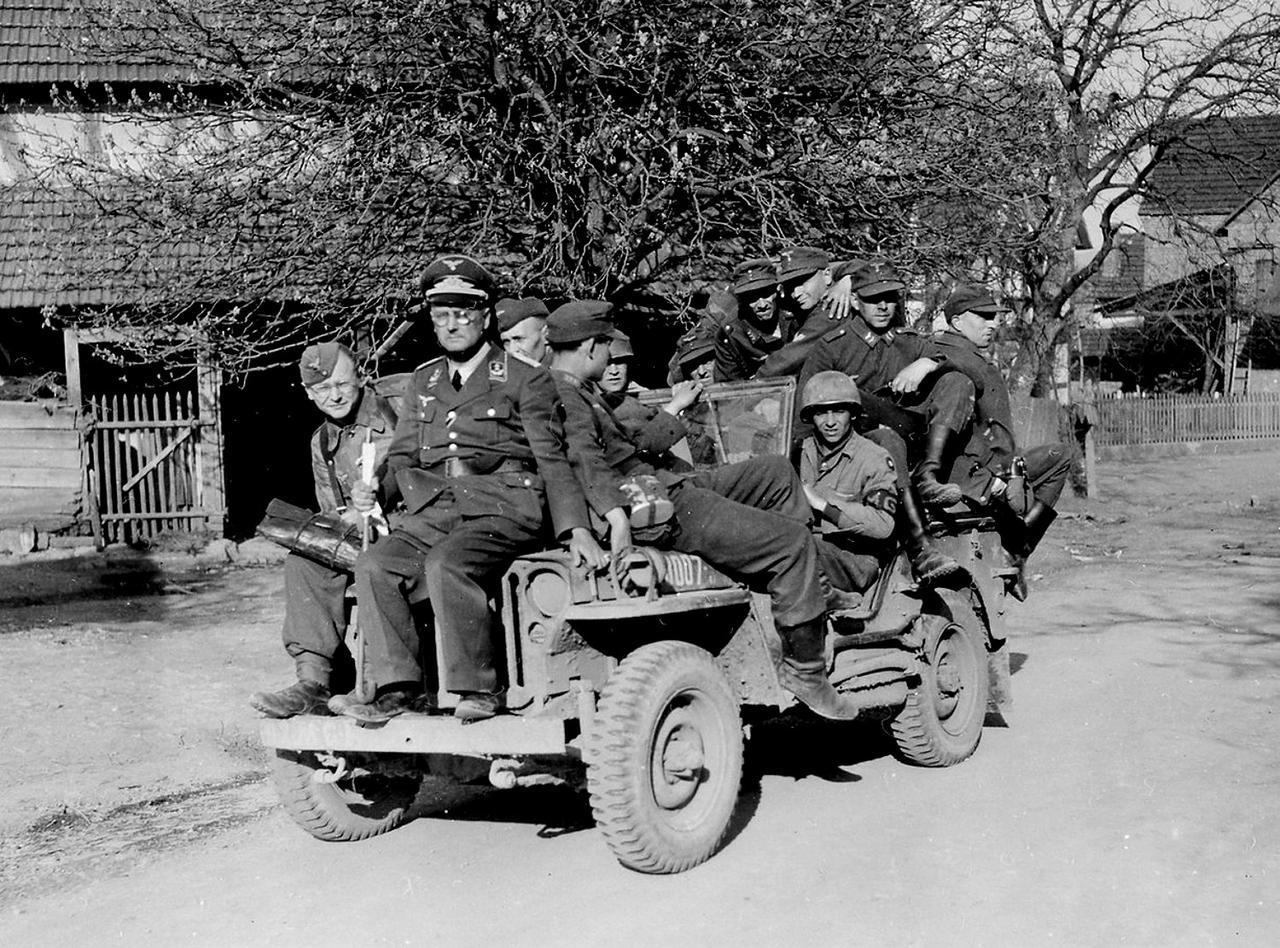 [呲牙笑]兵败如山倒，居然抓到了一车俘虏——1945年3月20日，德国