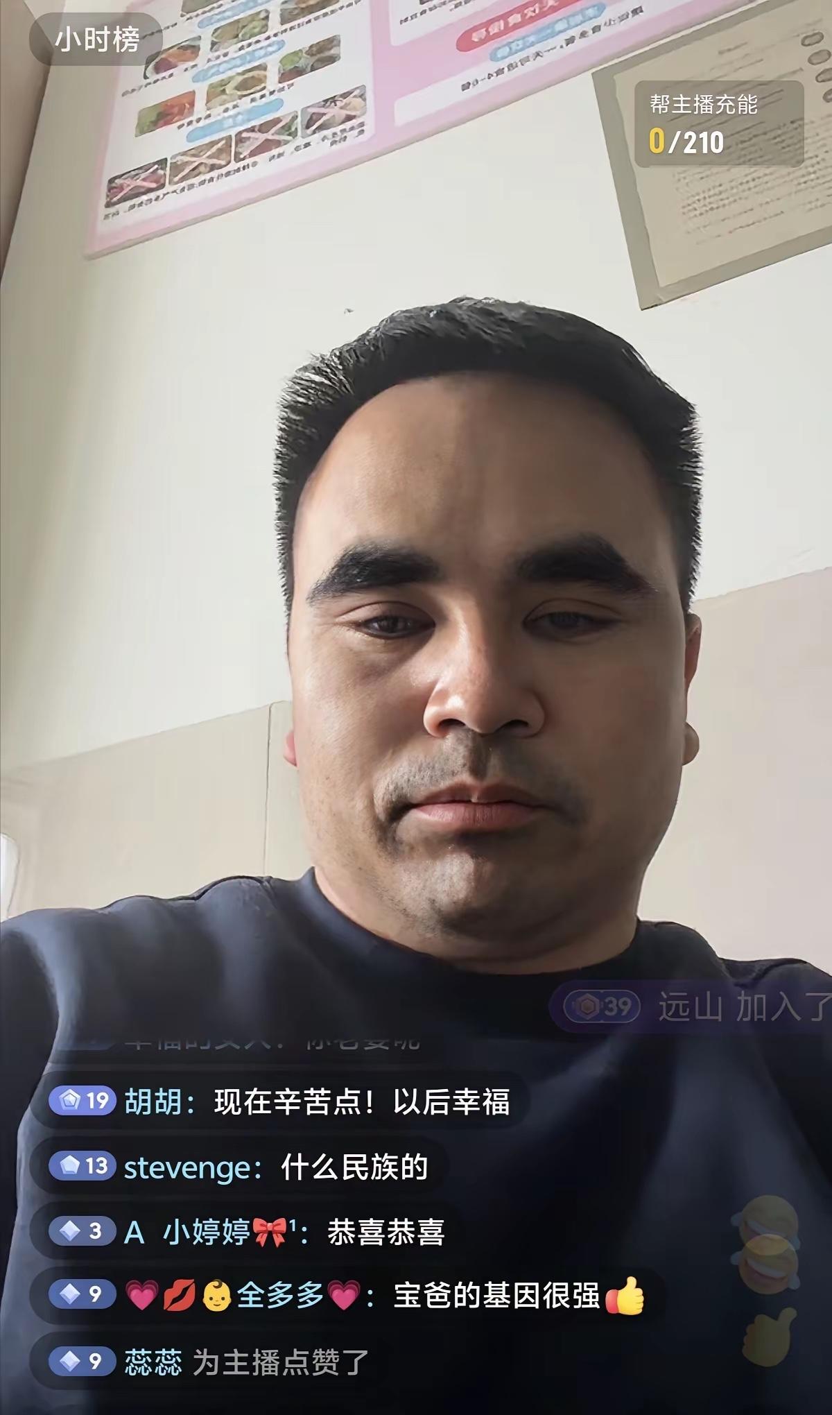 新疆刚出生五胞胎的爸爸开心不起来了，满脸愁容，唉声叹气，想到高昂的医疗费就头疼