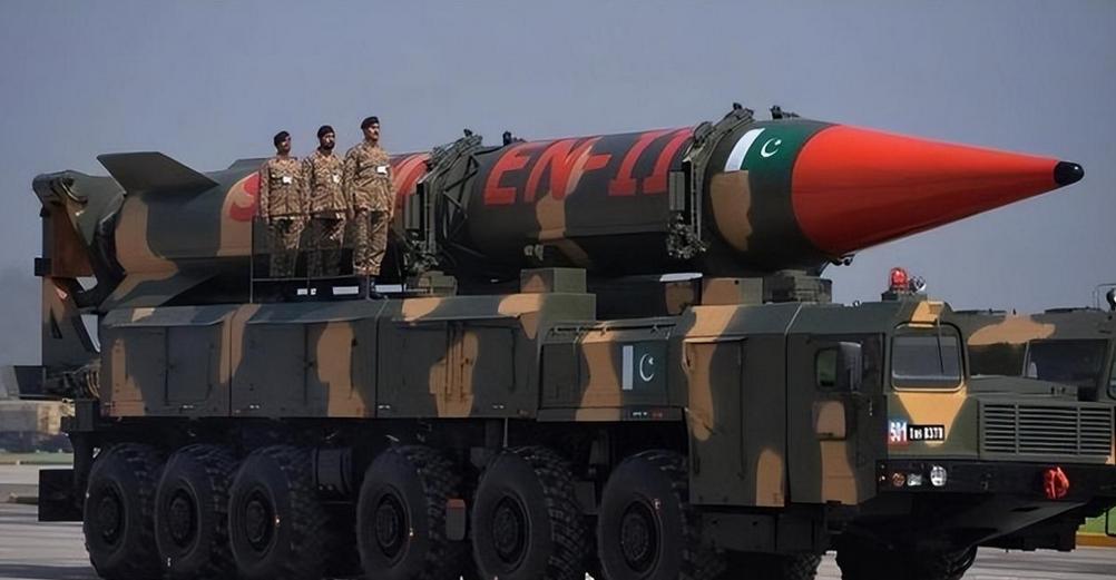 巴基斯坦也下场了！巴基斯坦突然重兵挺进沙特，带的全是清一色的中国防空导弹，这根本