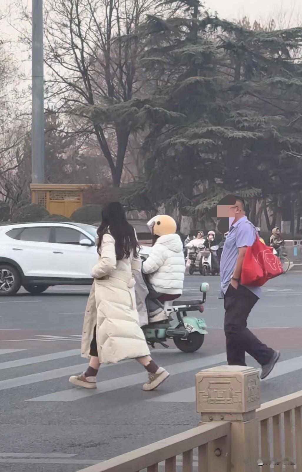 保定大街上这位大哥可以啊别人都穿羽绒服，人家短袖一点不慌！这几天保定大街上