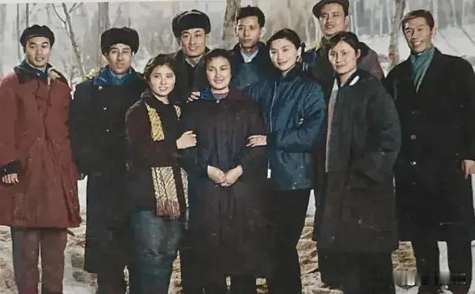 这张老照片，都是六十年代长影的当红影星，看见他们，你就会想起他们主演的《我们村里