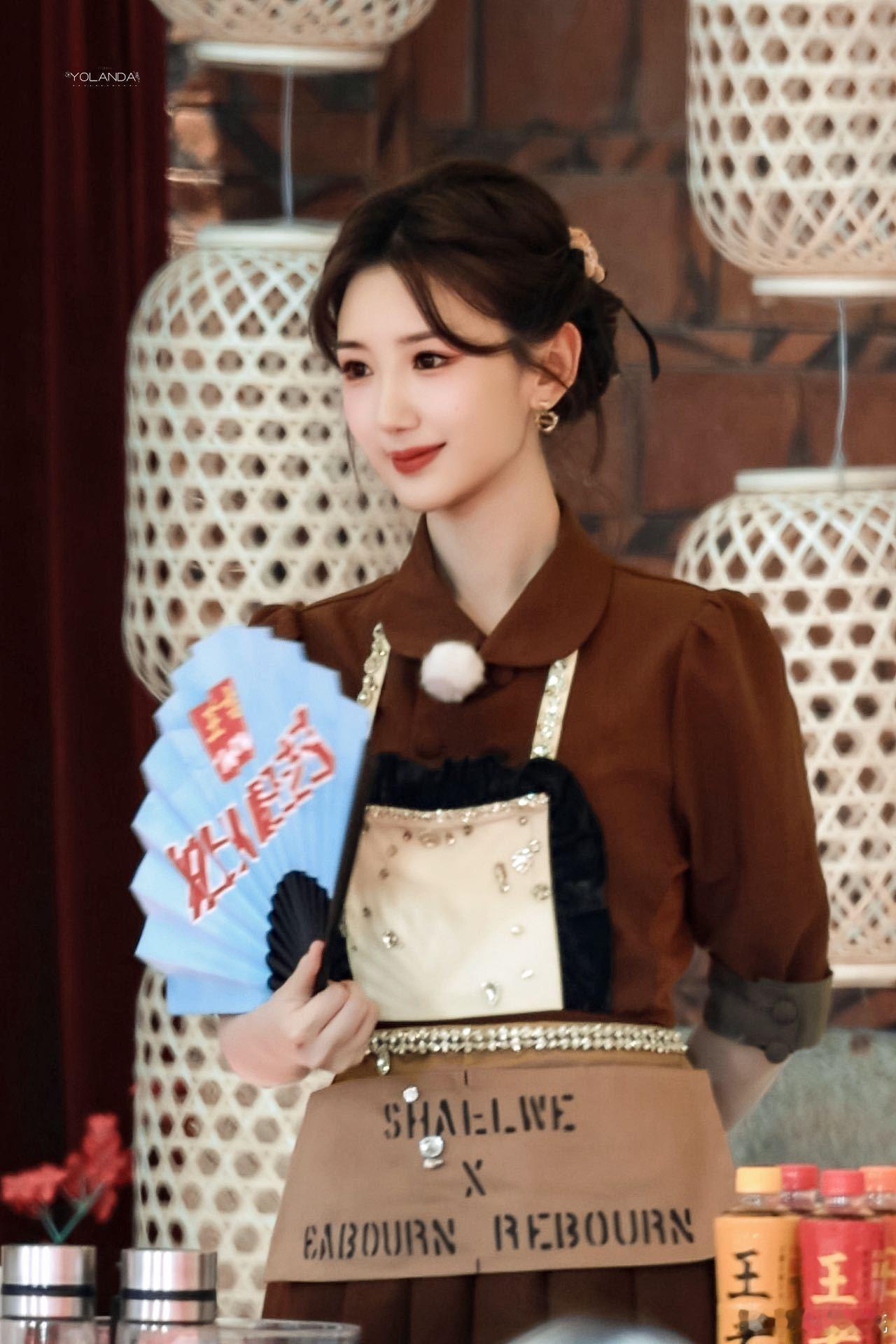 毛晓彤跑男厨娘造型甜度超标面对镜头，毛晓彤那一头低挽的发簪和深棕色的厨娘装扮让