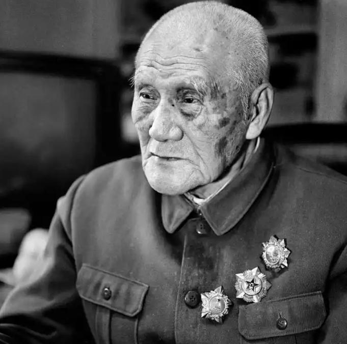 1941年，毛主席忙完工作去食堂吃饭，没想到有人用削尖的木棍刺向毛主席的后脑。猝