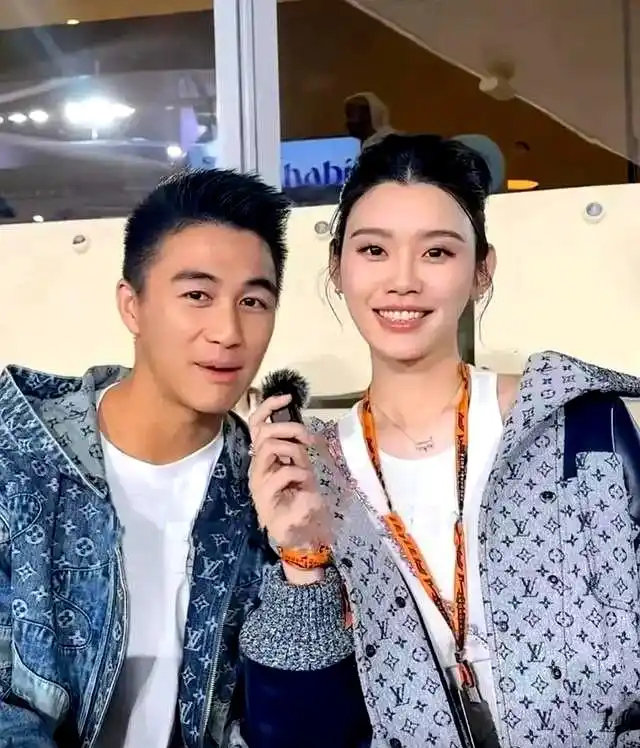 奚梦瑶携一家四口登山出游，4岁女儿长腿格外醒目，身形展现母亲的基因优势​