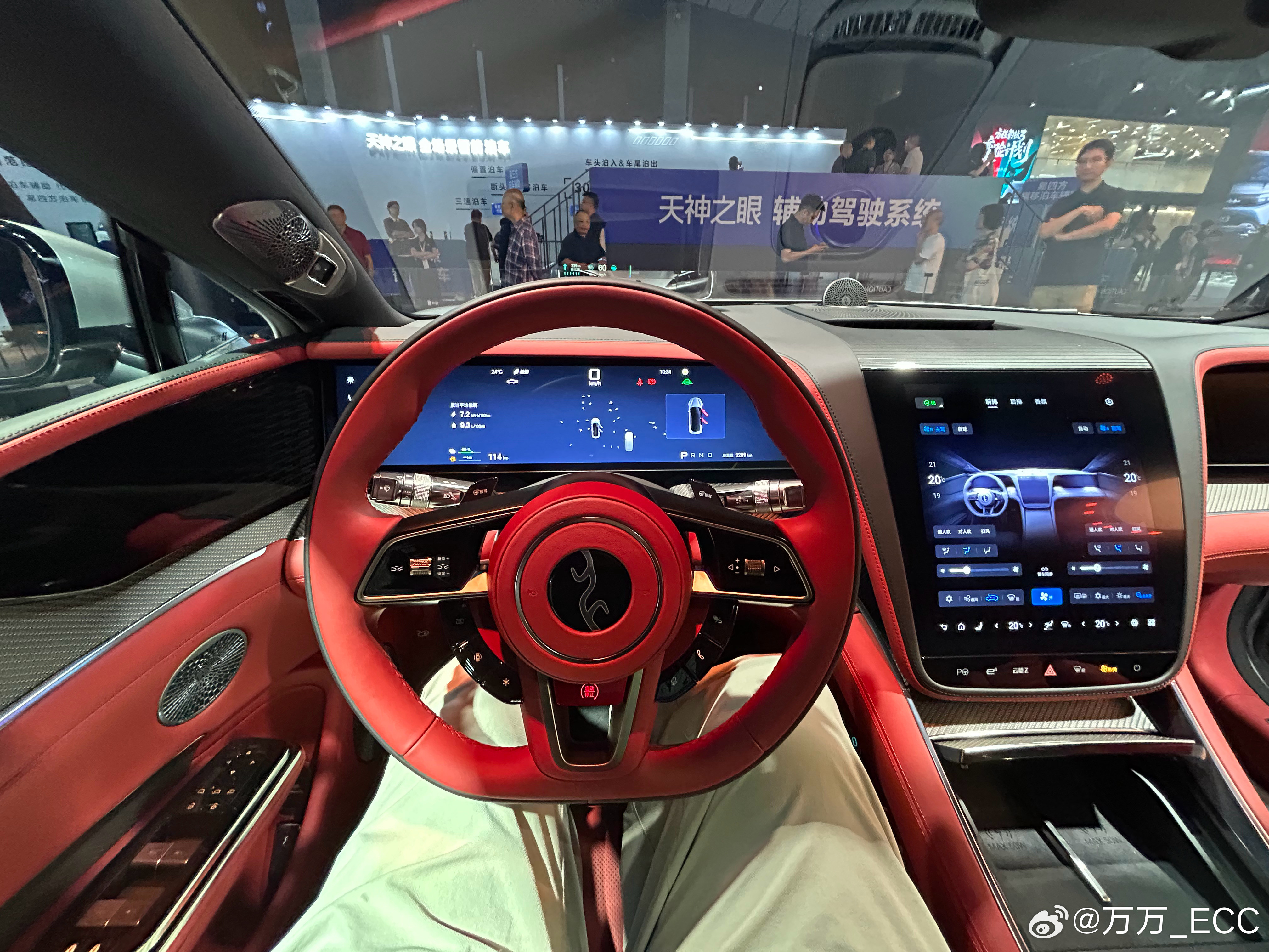 第一次体验仰望U7。乍一眼仪表上密密麻麻不知道是啥，抵近一看，原来是BEV