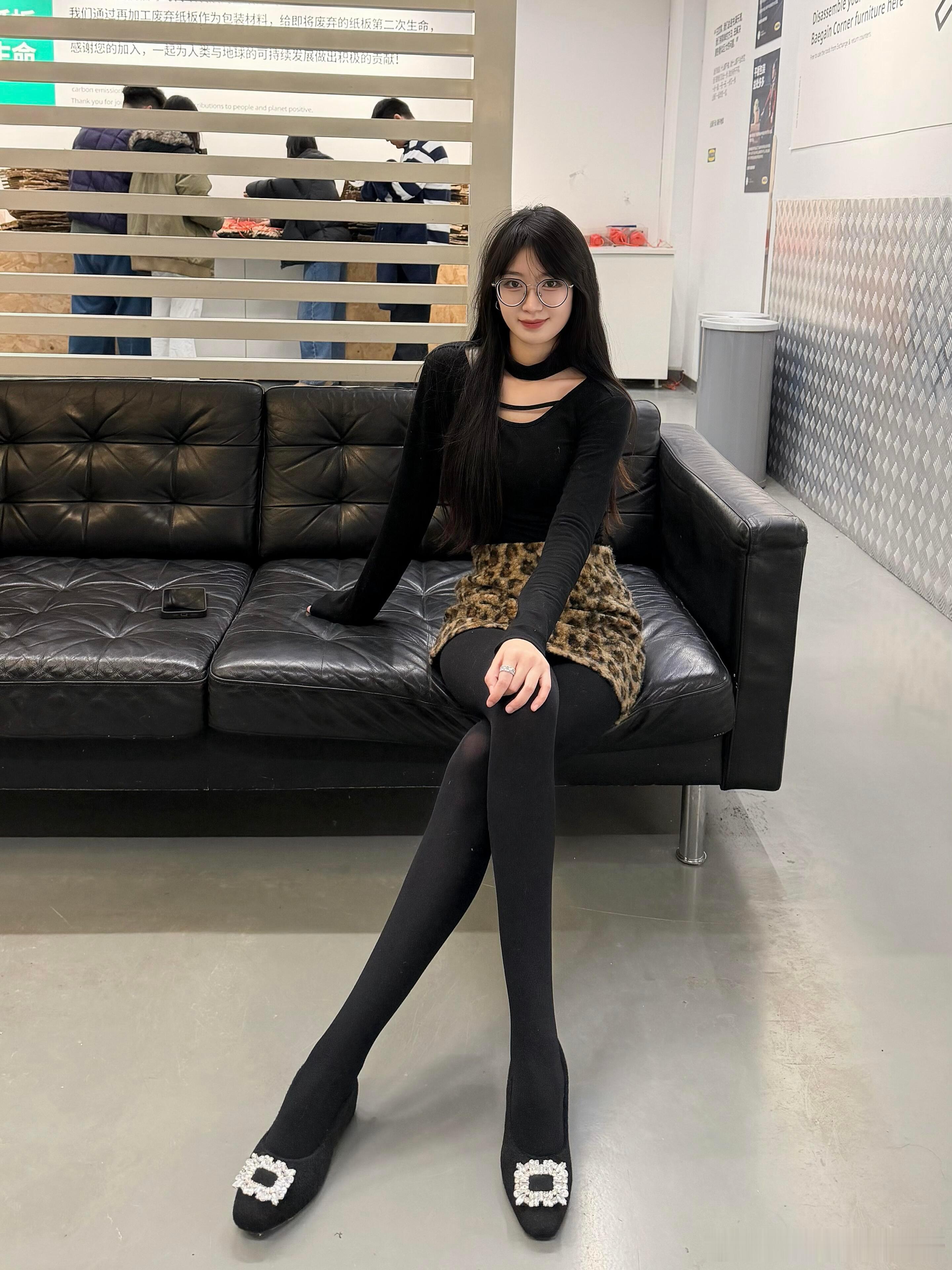 戴眼镜穿丝袜，眼神格外迷人~