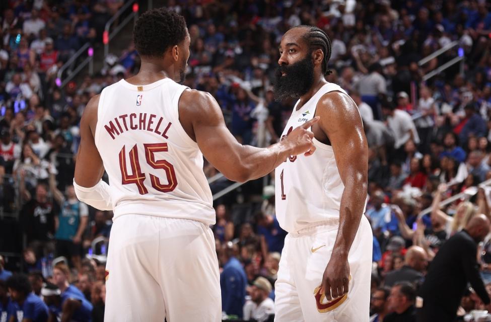 詹姆斯哈登，被架上超巨舞台的平凡球星，现在请理智看他吧。作为NBA名宿，大鲨鱼奥