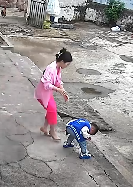 去医院看公公，看病人，穿大红大紫好么？