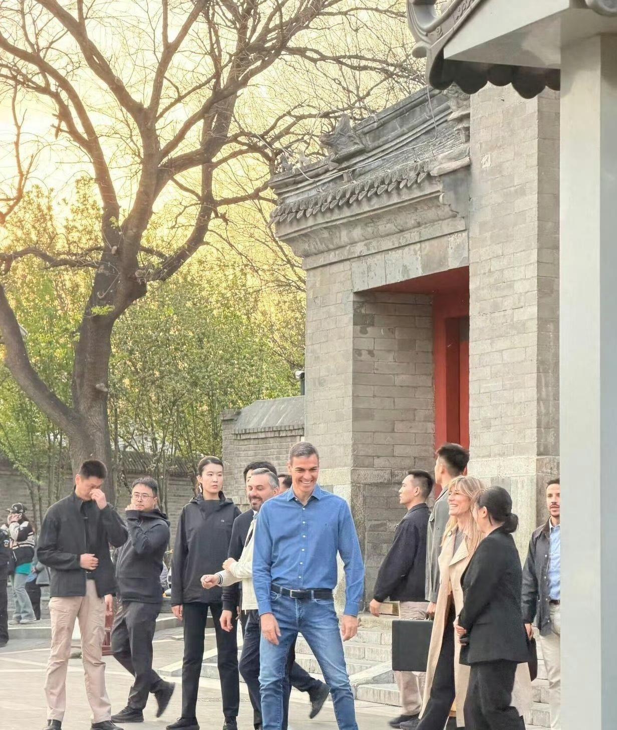 4月11日、12日，西班牙首相桑切斯现身北京鼓楼和颐和园。话说保镖小姐姐个头