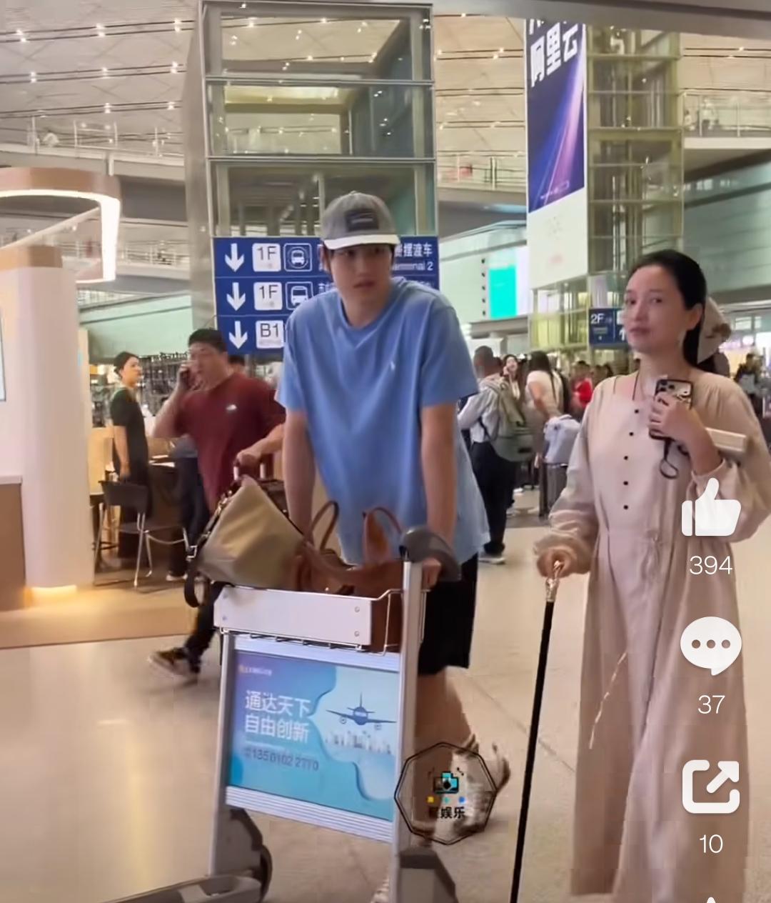 说来也奇怪，娱乐圈这么多姐弟恋，只有这一对最像母子！说实话女的看着年龄也不大，