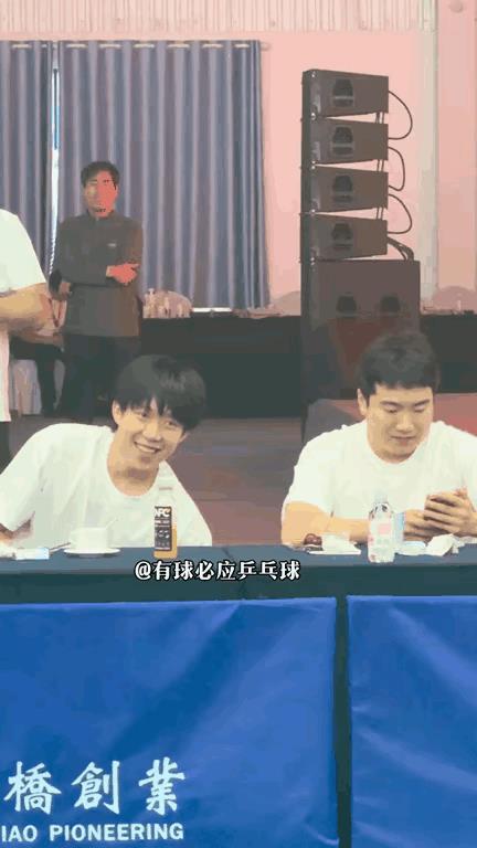 霸州双甜回到魏桥娘家，自带的开心藏都藏不住，又不是没见过台林打球，这颧骨放