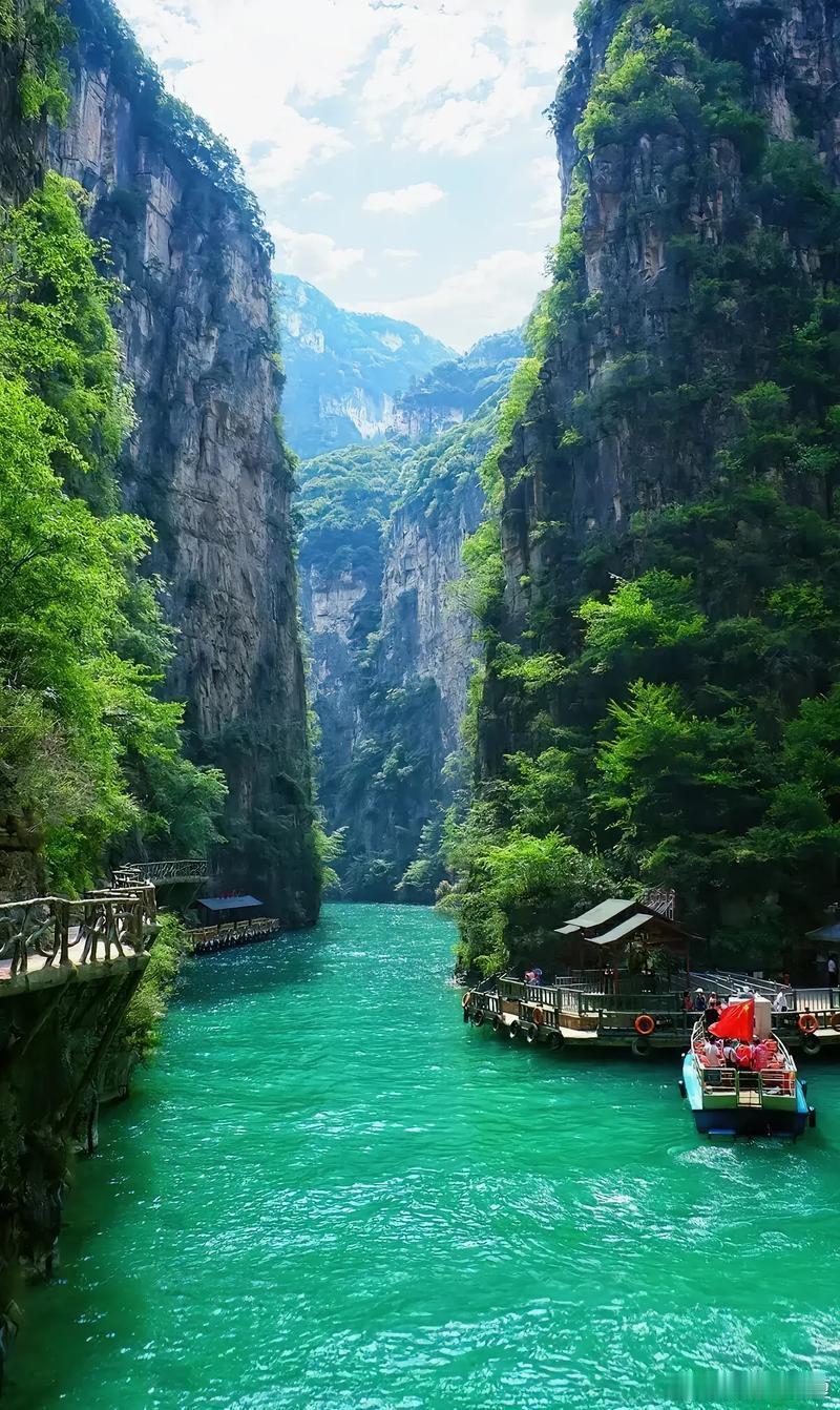 第一大波游客已经抵达山西长治八泉峡，坐上游船，穿梭在如刀削般的山峰之间，在眼中蔓