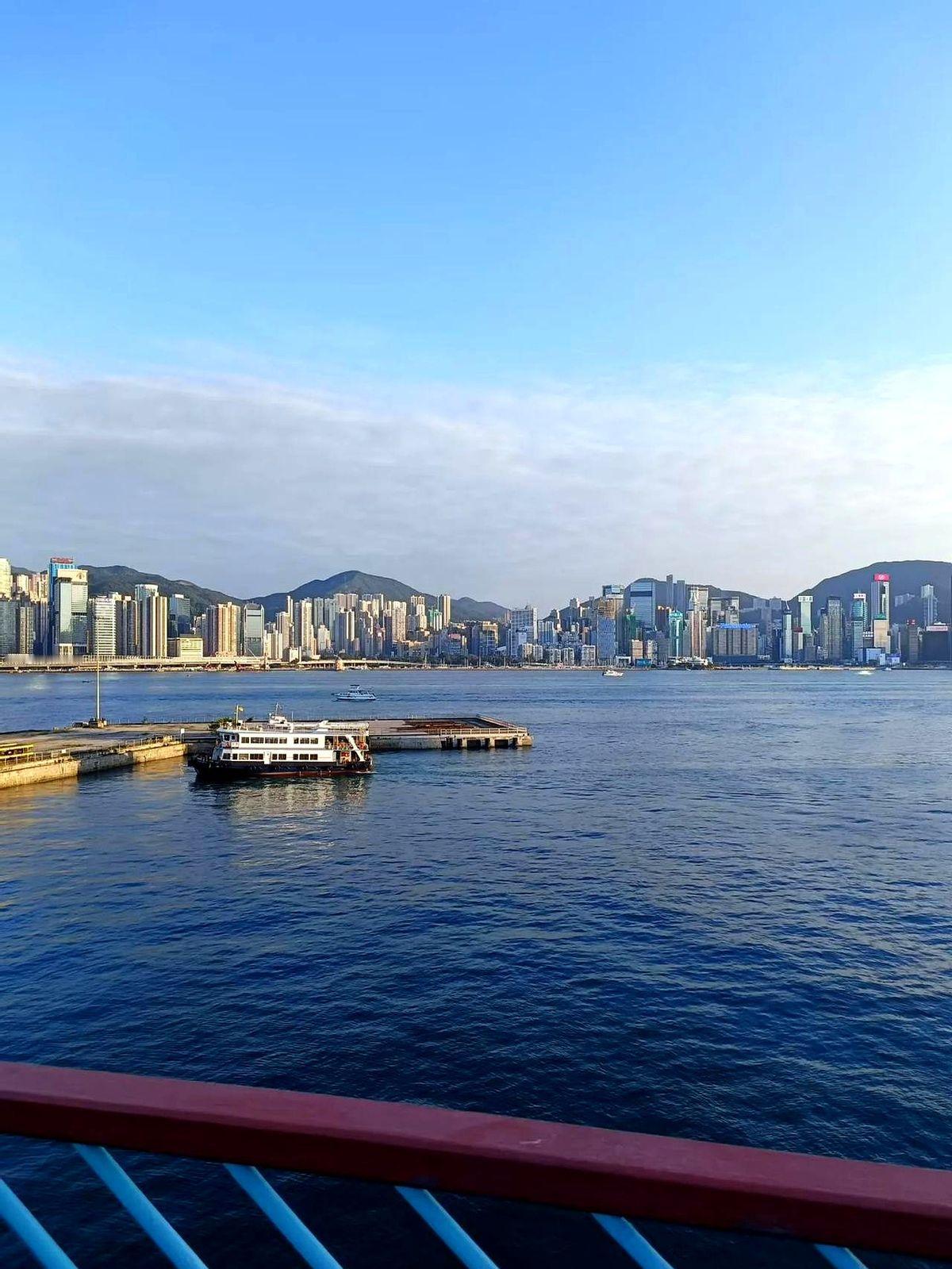 领导走了，水果还在他把老家寄来的橙子装进塑料袋，趁午休悄悄放领导桌上。领