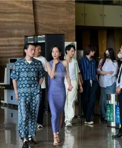 看了这张照片才知道胯的重要性，无胯没有曲线感，有胯才是完美身材啊！