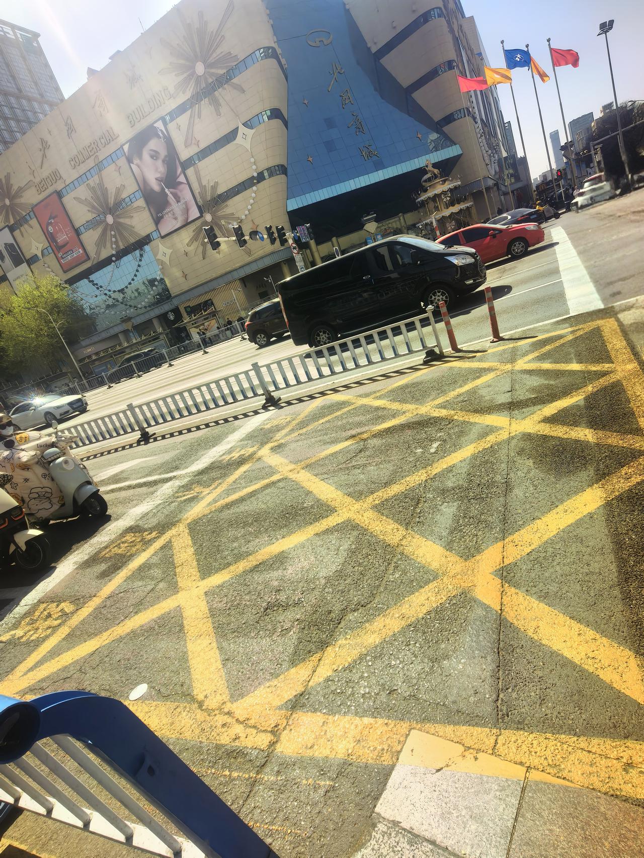 专治“越线抢行”！石家庄中山路与建设大街交口有新变化！前两天去逛北国，发现这个