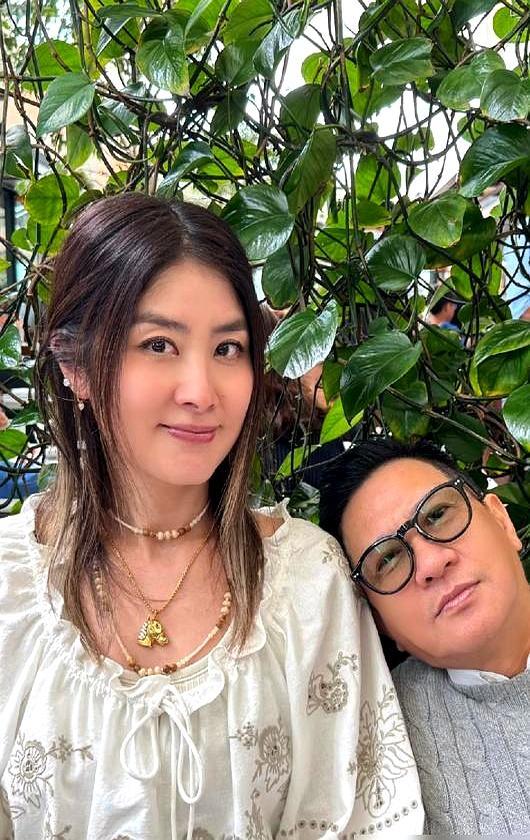 已婚张家辉把脑袋砸在陈慧琳肩膀上，几万条评论竟没人骂出轨。你敢信现在的圈子