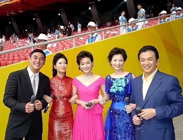 镜头中的杨澜容貌清丽，柳眉樱唇，气质高雅；一袭红裙的周瑛琦丰容盛鬈，眉活眼笑；细