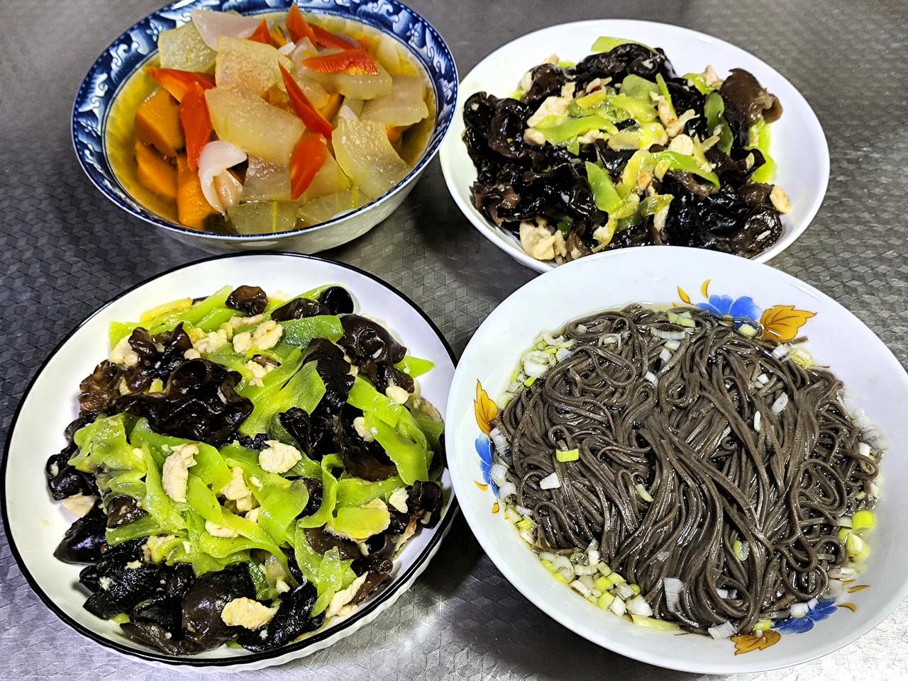 6月23日的家常午餐，清淡低脂的搭配让人感觉十分惬意。莴笋黑木耳炒鸡胸肉鲜香