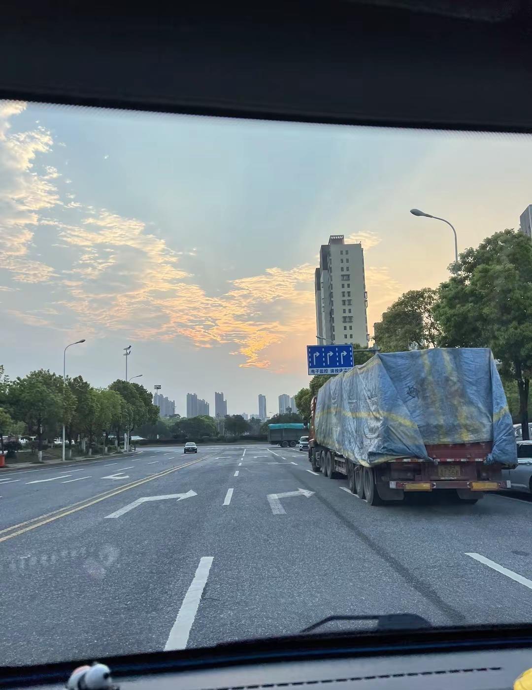 虽然白天小热，但能不能把我太阳还回来我明天休息啊