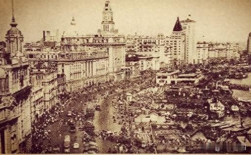 1926年12月31日，北伐军一部沿江汉关以下的江边马路行走，在经过英国领事馆附