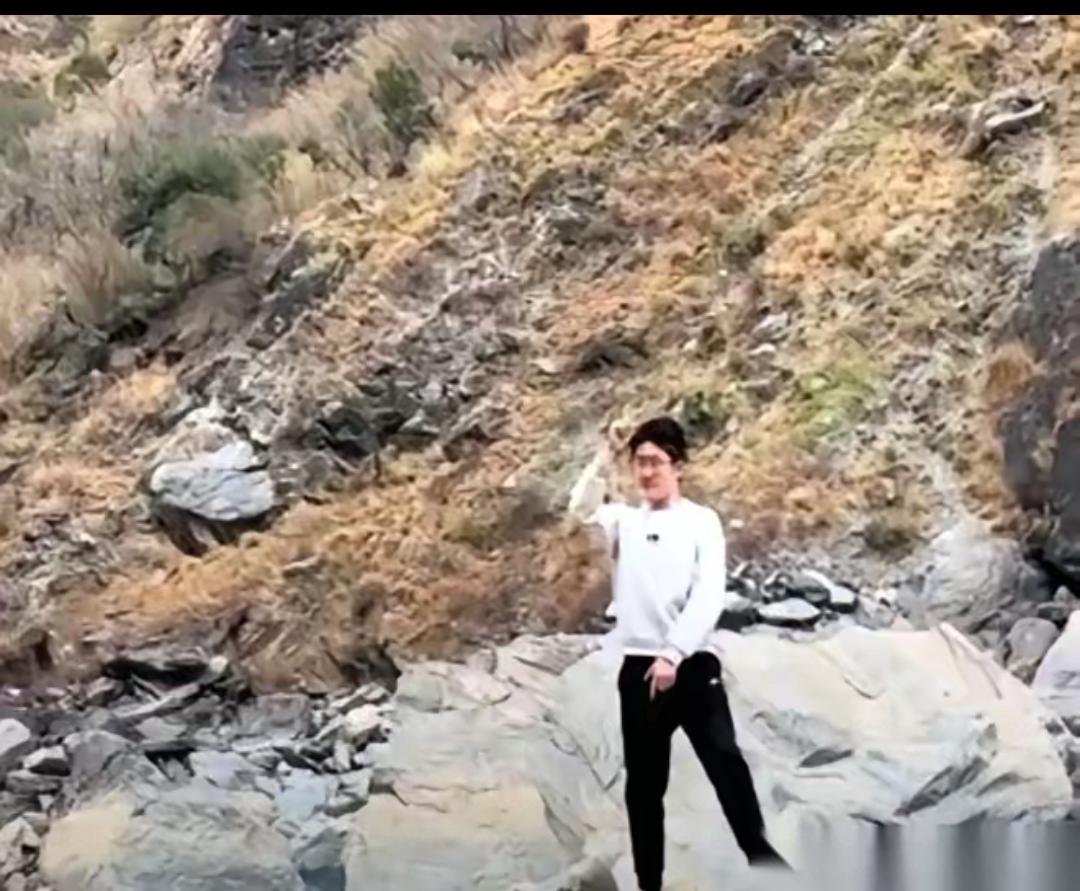 哭到窒息！虎跳峡失踪老师找到，距水面40厘米，一个杯子毁了一生！刚拍