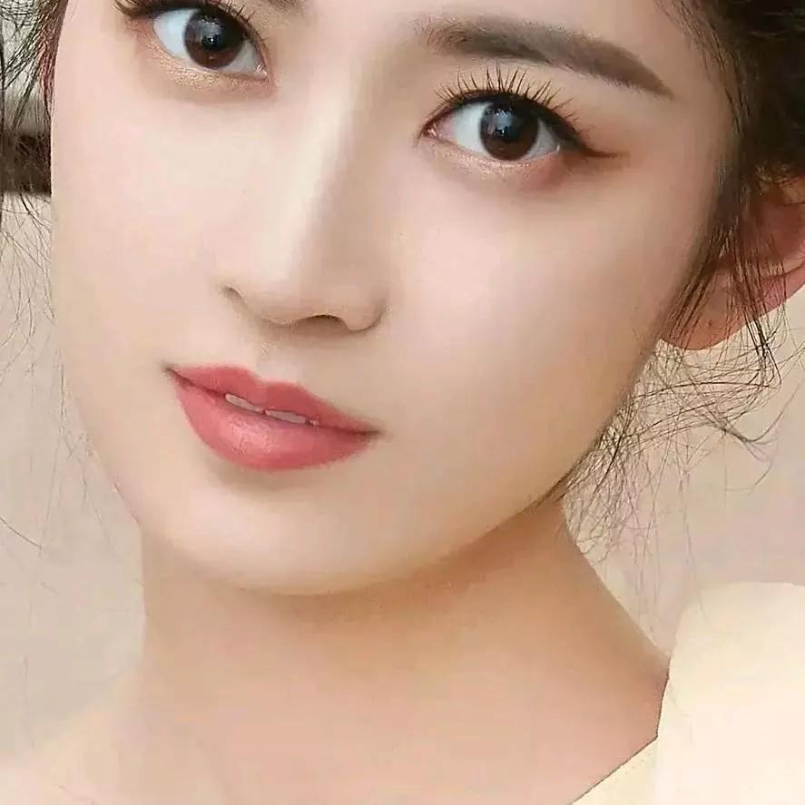 温柔甜美的眼睛，白皙透亮的肌肤，优雅自然的妆容，散发着迷人魅力！清透少女感妆容