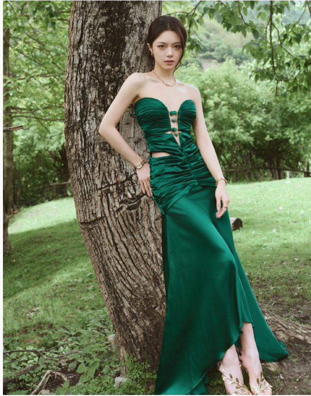 这套穿搭是赵今麦在九寨沟VOGUE盛典上的经典造型，完美诠释了“人与自然共生”的