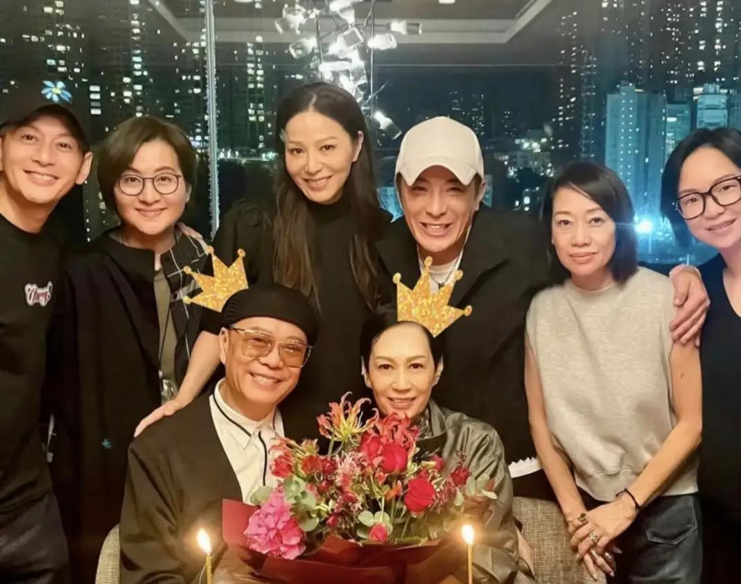 65岁欧阳震华晒合影庆生，TVB好友一起聚餐，与傅洁娴丁克婚姻再引议​​​