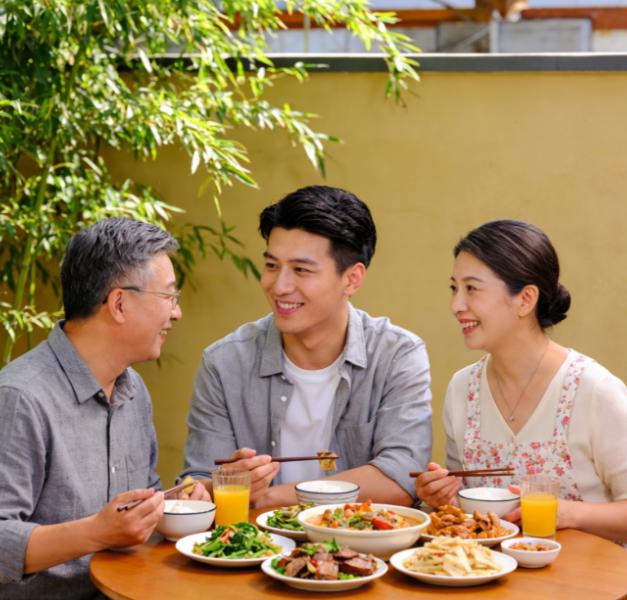 你有没有发现，今年春节很反常，大家都不再演了：一、不演有钱了。二、不演热闹了。