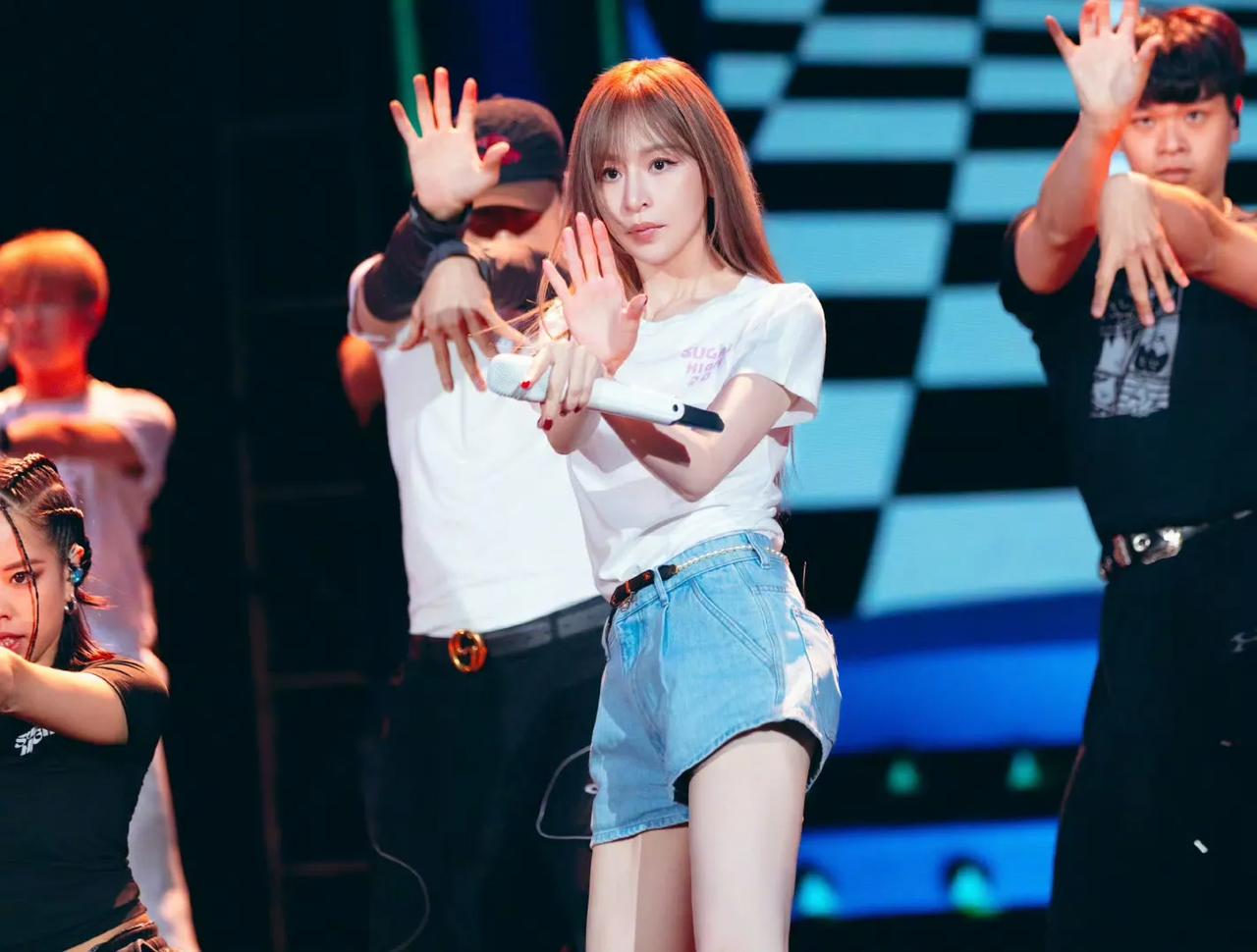 王心凌演唱会这身穿搭完美诠释甜辣少女感！白色印花短袖T恤清新简约，纯棉材质舒适随