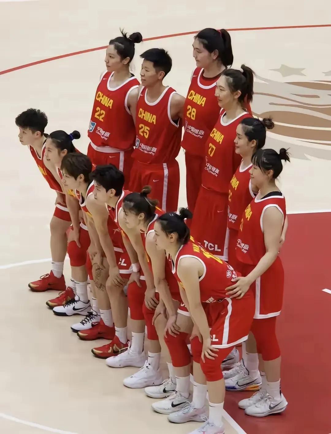 经过几场热身赛磨炼，中国女篮12人名单基本能定了：后卫：李缘、王思雨、杨