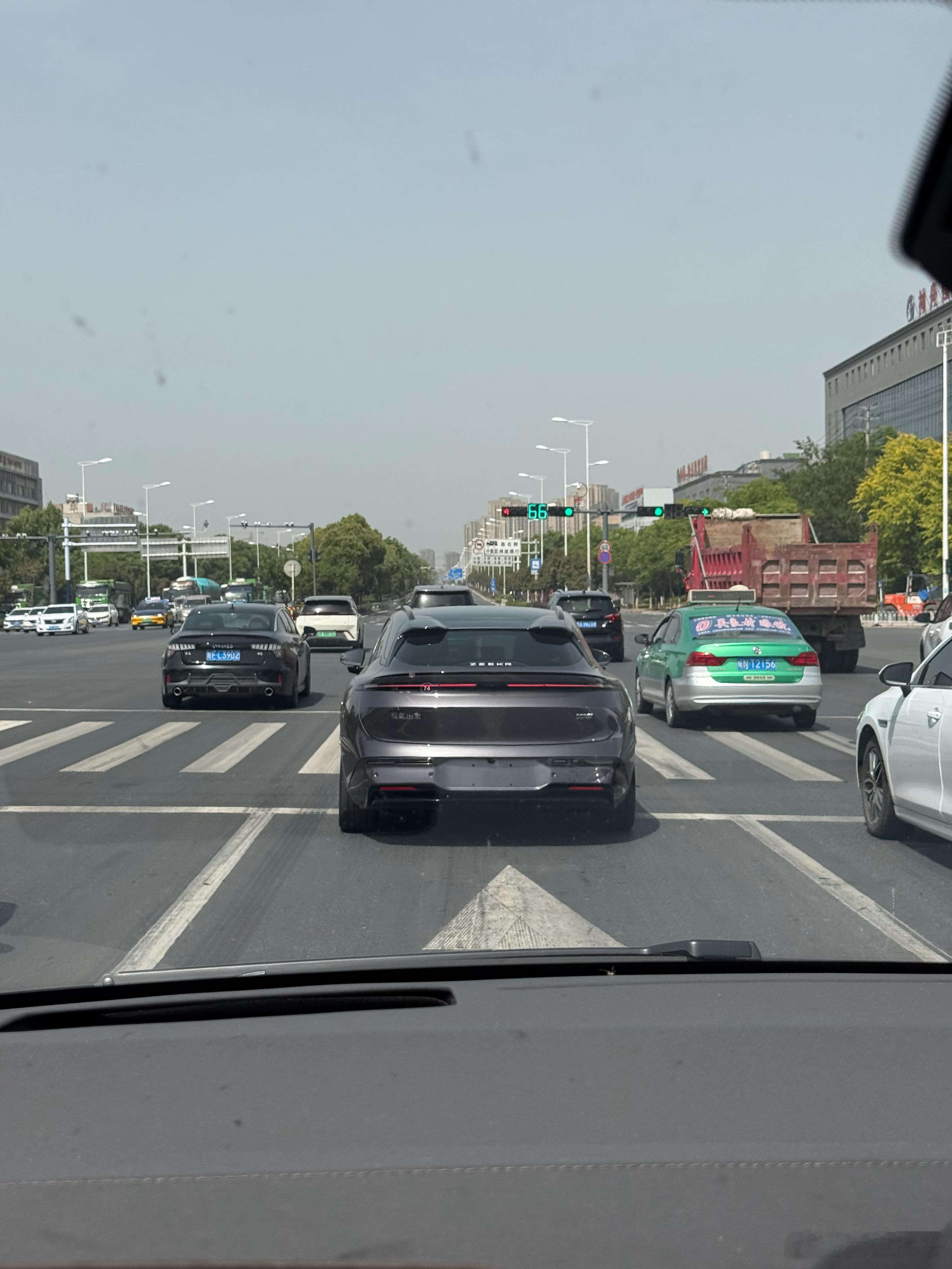 路上遇到一台全新的极氪007GT真的挺帅的[大笑]个人感觉比小米SU7好看你们觉