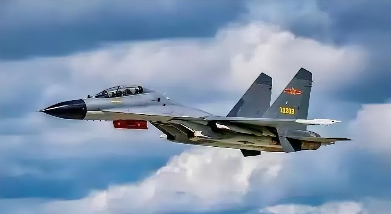 美军侦察机在南海逛悠时遇到怪事！迎面冲过来的居然是咱们熊猫空军的“老将”歼11，