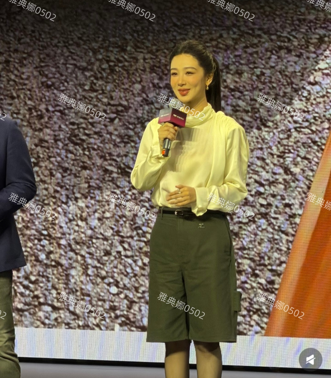 杨紫今天成都线下活动的造型真是一言难尽太拉胯了！黑黑圆圆的发际线和蓬松的高马尾