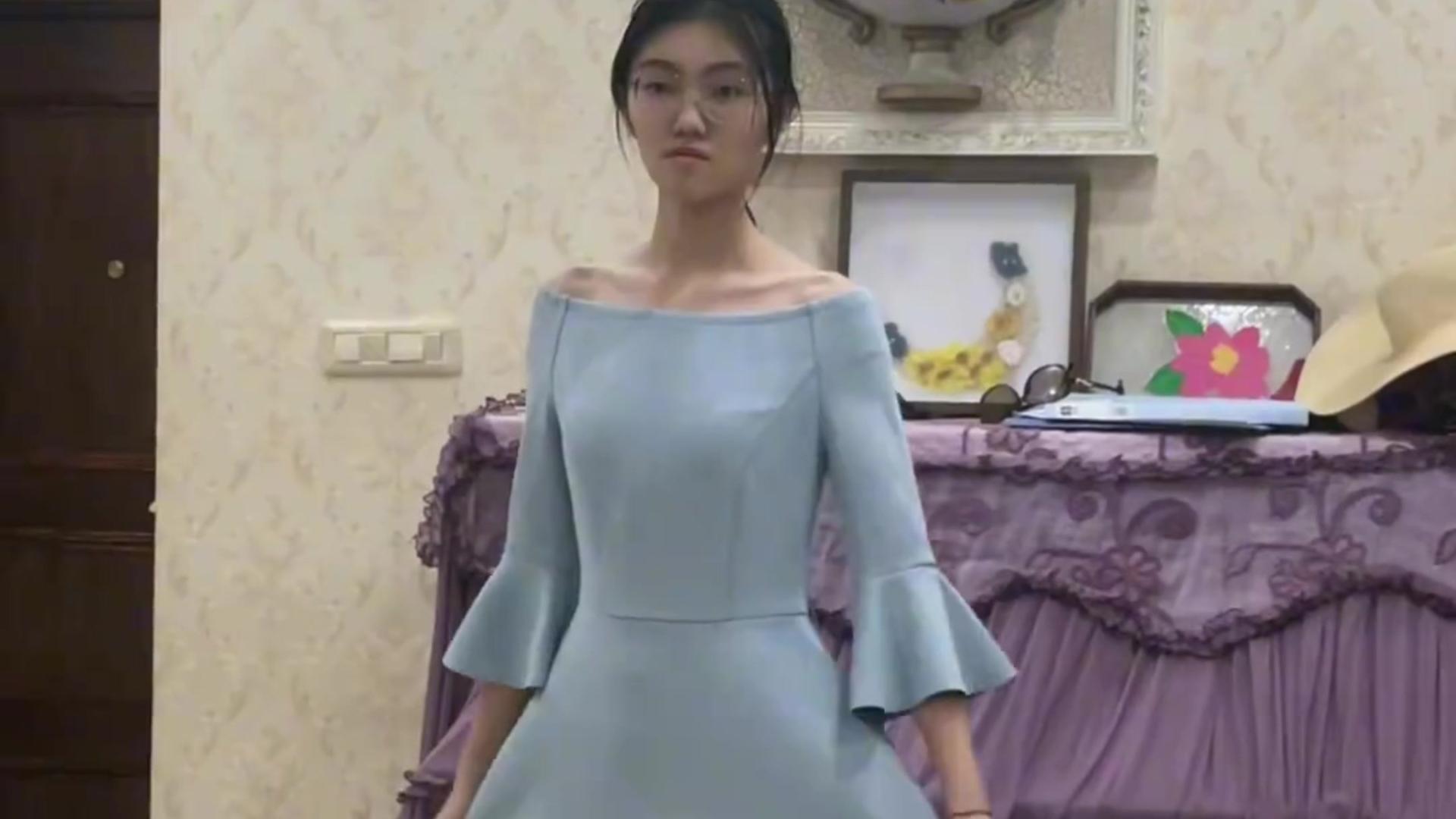 女子让女儿展示15年前的衣服， 穿在15岁姑娘的身上，感觉依然好看。