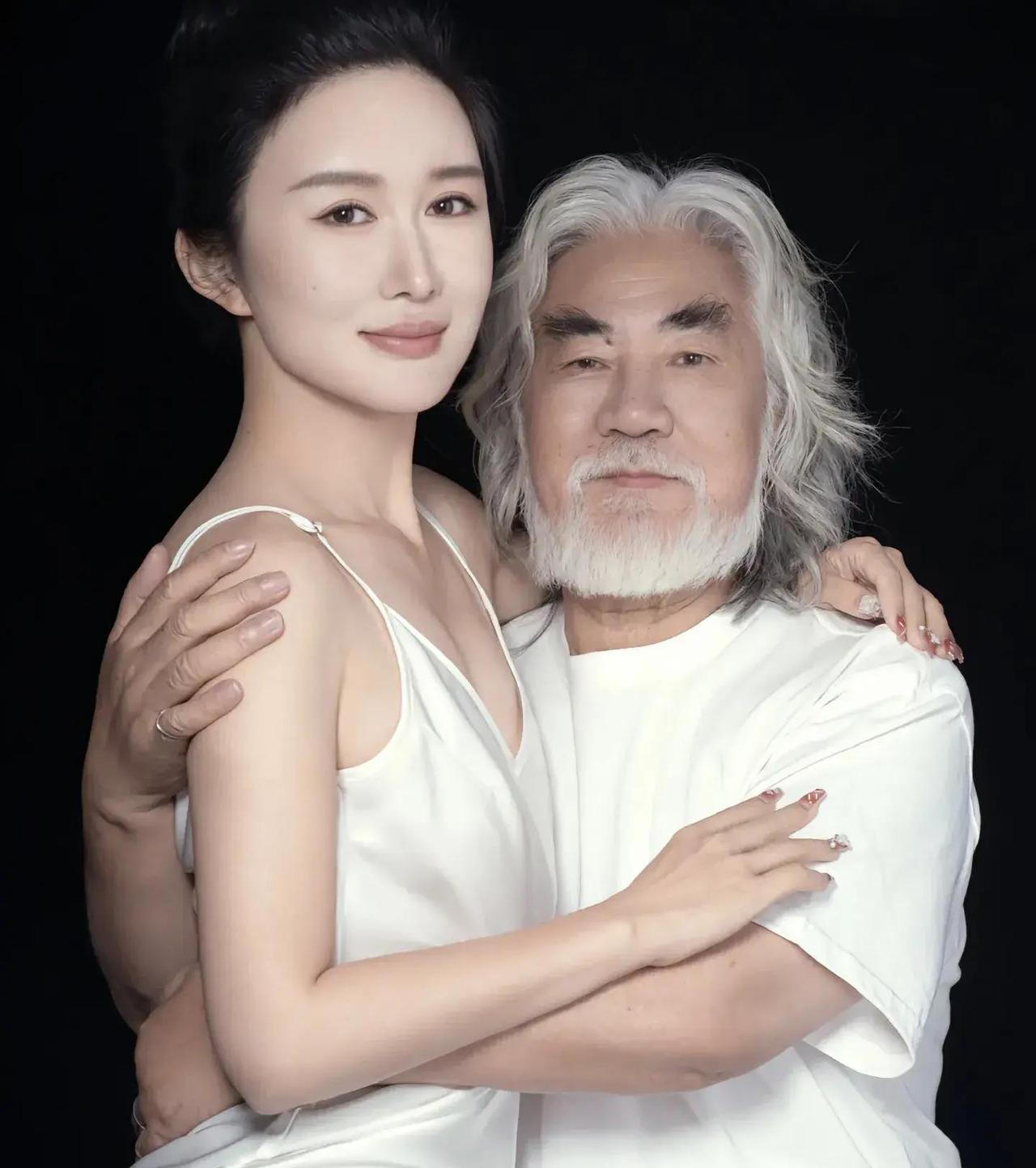 心酸无奈！只因妻子一句嫌弃有老人味，75岁张纪中耗时3小时剃掉相伴