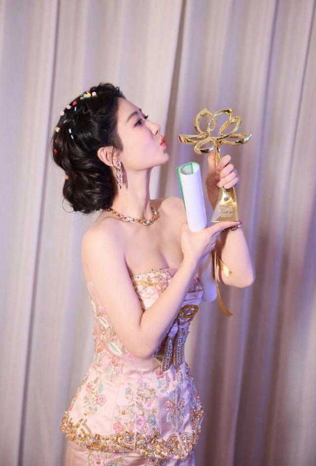 杨紫拿奖口碑有点翻车！此前几届白玉兰，吴越，周迅，宋佳等，还是比较让人信服的视