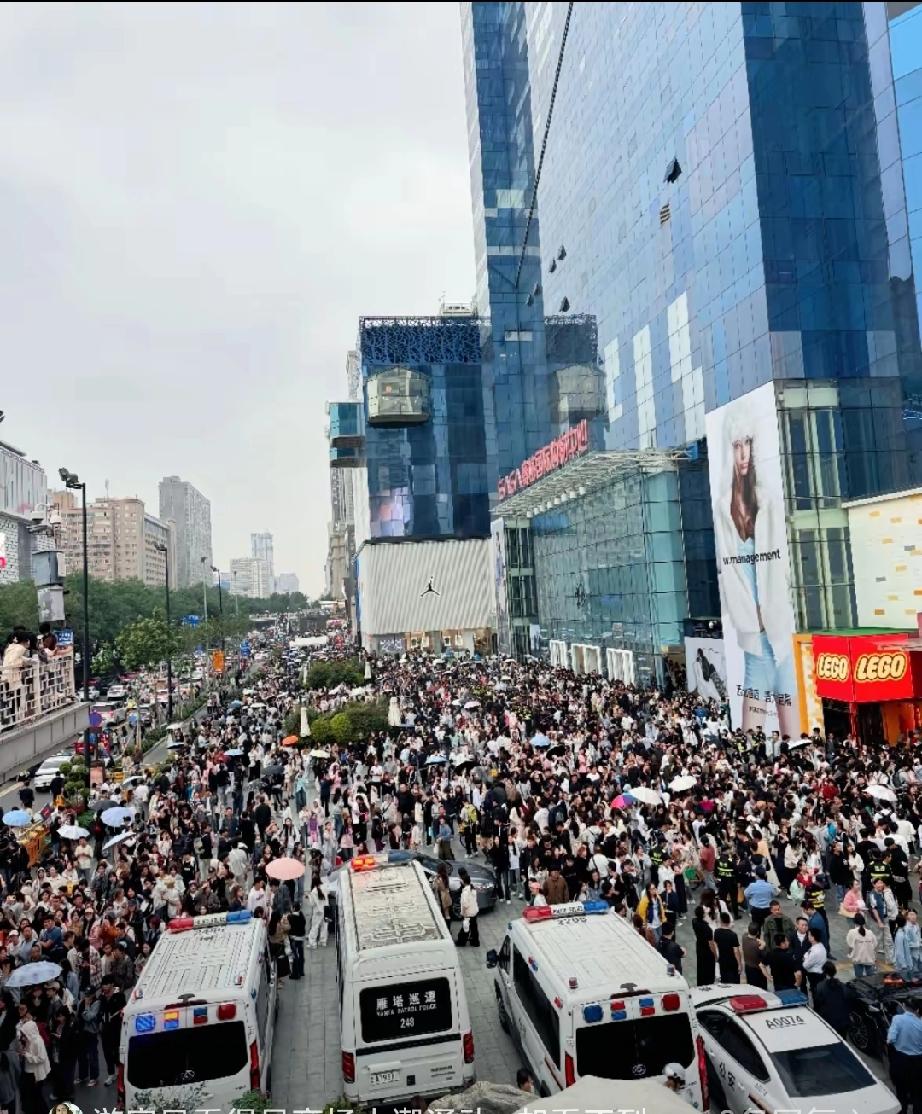 前两天跟西安的老朋友通电话，聊起赛格商场那档子事，他叹了口气说，以后路过那儿都觉
