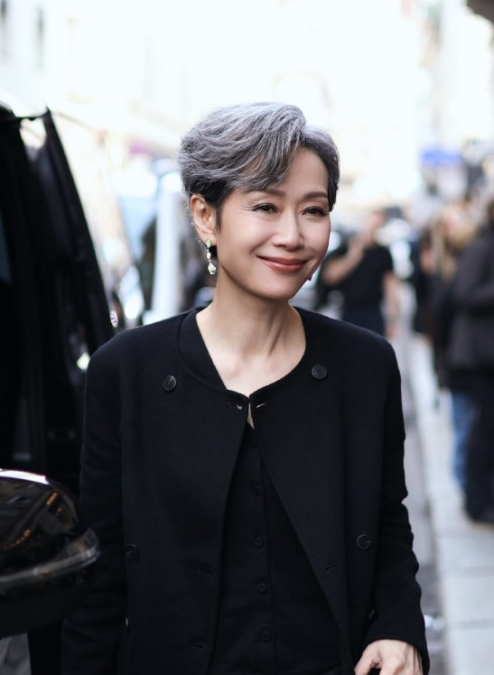 最近叶童亮相时装周，她这次搭配的极为简洁，看起来格外的有型，真的好迷人。叶童