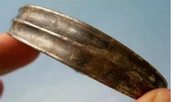 1300年前，唐朝一名贵妇将一个小纸条塞入银手镯的夹层中，这张纸条也被她带入了坟