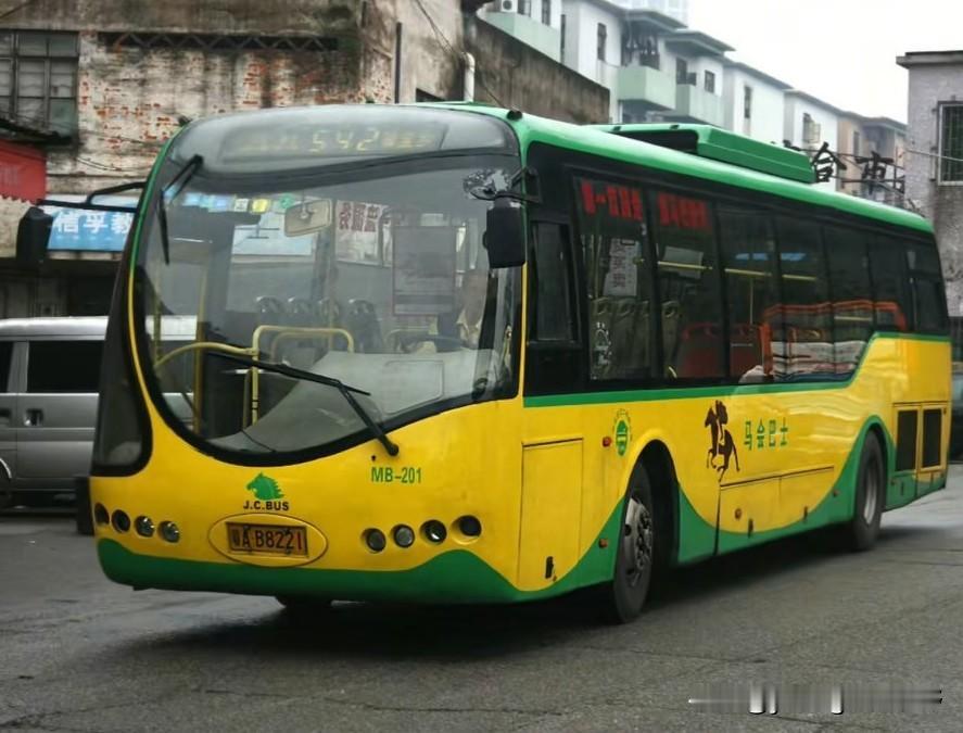 广州曾经的另类公交。在广州的你，还记得这一款比较怪异的公交车吗？2005年至20