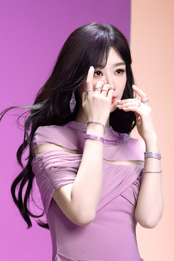 杨紫罗马时装周杨紫的颜值总能给人新的惊喜。饱满的苹果肌衬得气色满分，流畅的下颌线