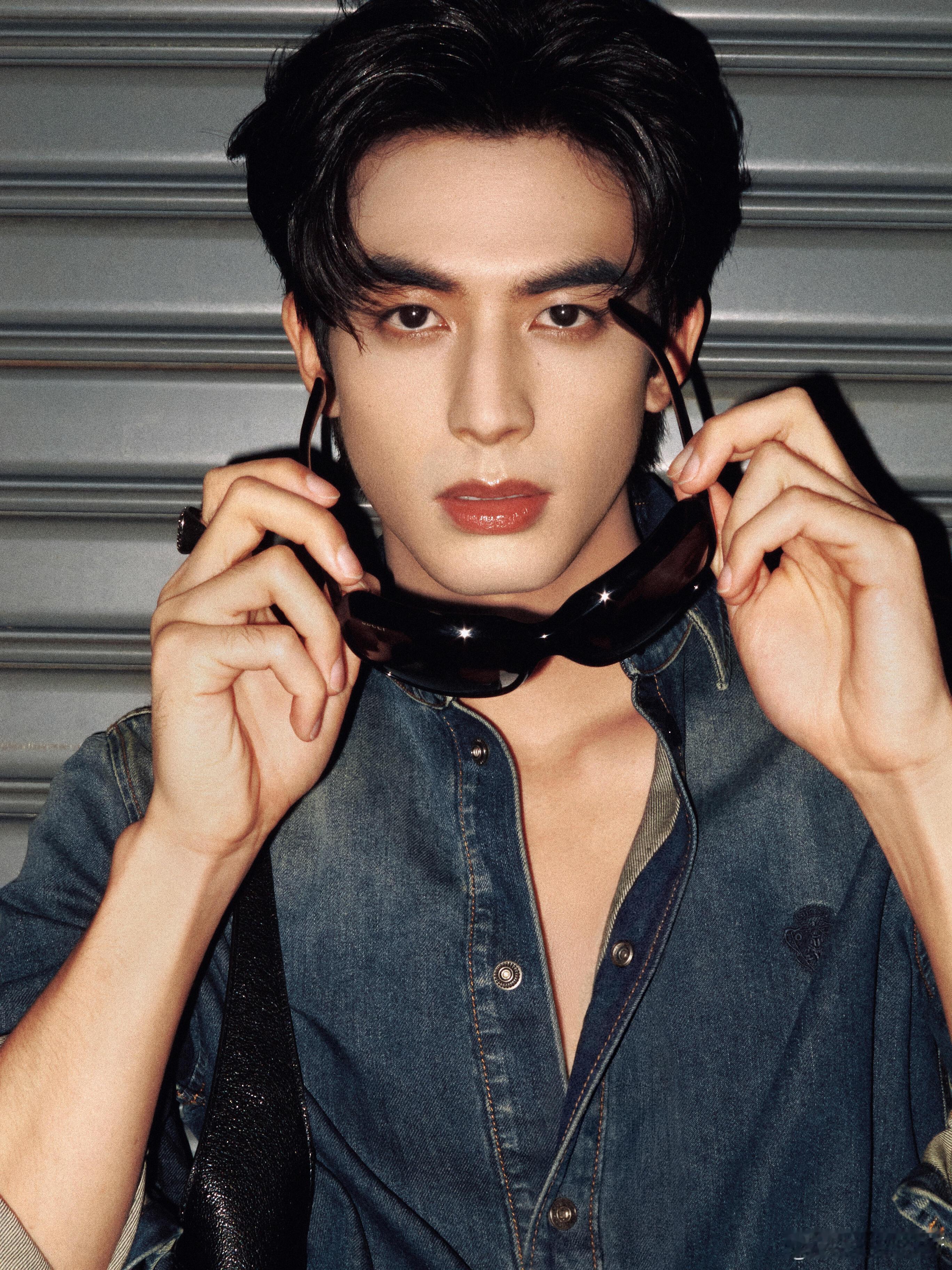 宋威龙真的可以把牛仔和皮衣焊在身上了，真的又酷又帅！